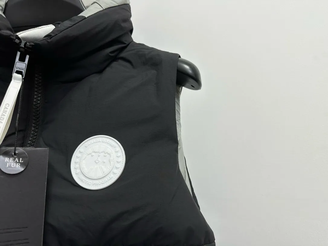 P490 【CANADA GOOSE】PASTELS white label series down vest. The white label series is a capsule limited series and the most popular PASTELS series this year. The chest labels are all white badges with pure silicone texture. The pattern has a strong contrast between concave and convex. The topographic map of Canada on the badge is lifelike. The plastic material used for currency logos on the market is very hard to the touch! Our original independent order accessories are all one-to-one customized original accessories. The imported YKK zippers have correct teeth, while the teeth of the fake zippers are very thick. The zipper webbing logo is printed with 3M fluorescent printing, and the original custom-made washable label. The placket webbing and wiring details are all restored to the original ones. Size: XS S M L XL XXL